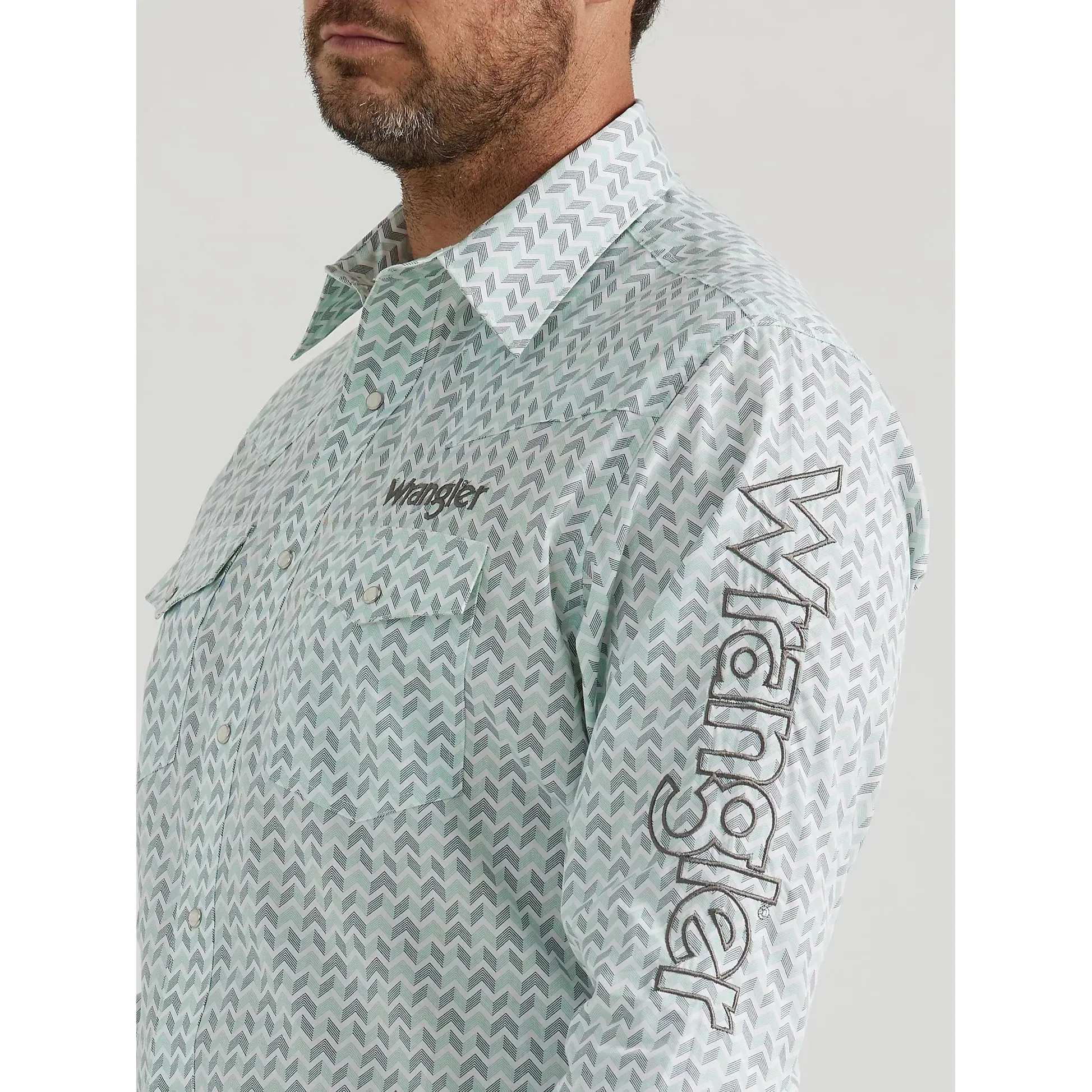 MEN'S WRANGLER® LOGO LONG SLEEVE WESTERN SNAP SHIRT IN AQUA PRINT